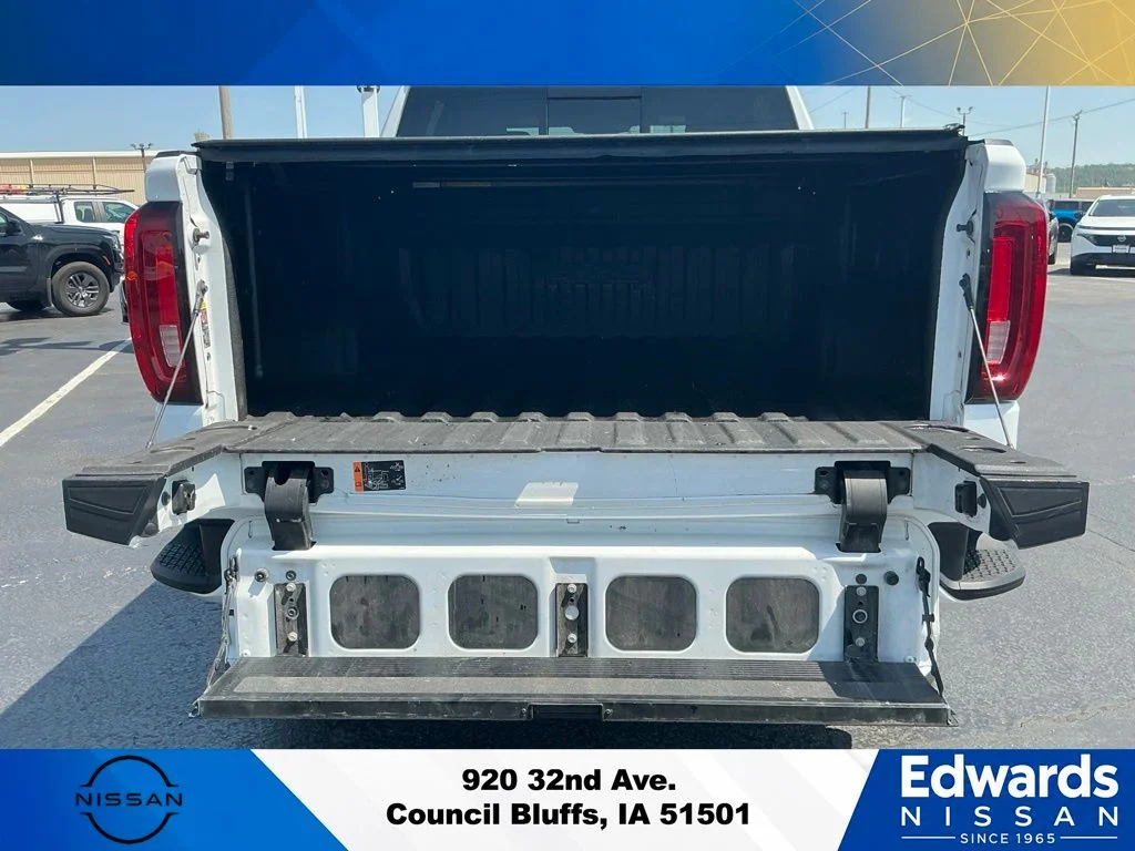 Used 2023 White GMC AT4 image 10