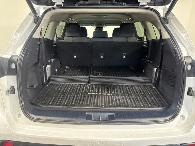 Used 2023 Pearl Toyota LE image 23
