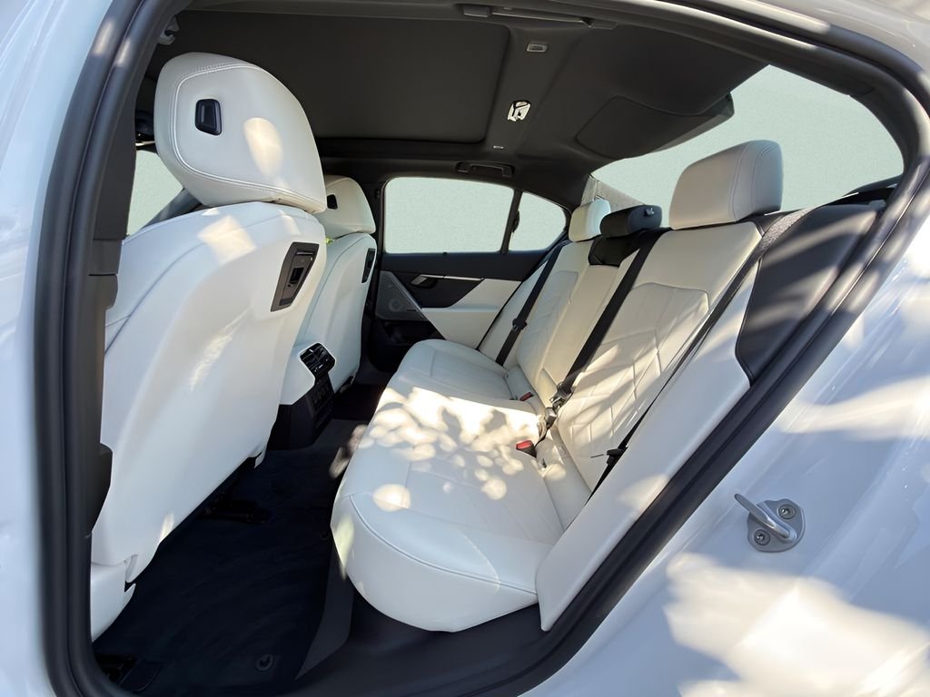 New 2027 Mineral White Metallic BMW 550e xDrive image 21