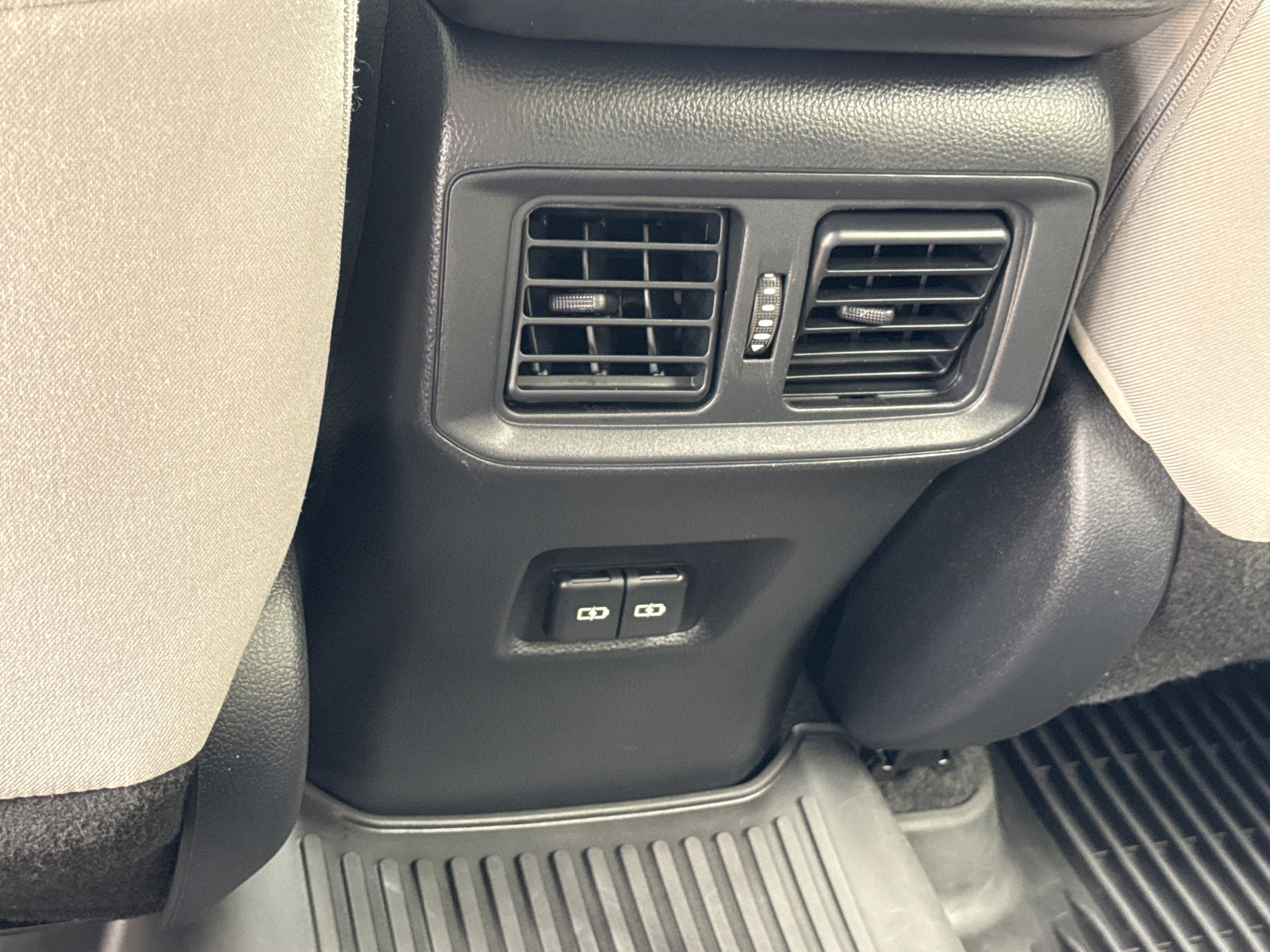 2023 Toyota RAV4 XLE - Photo 14
