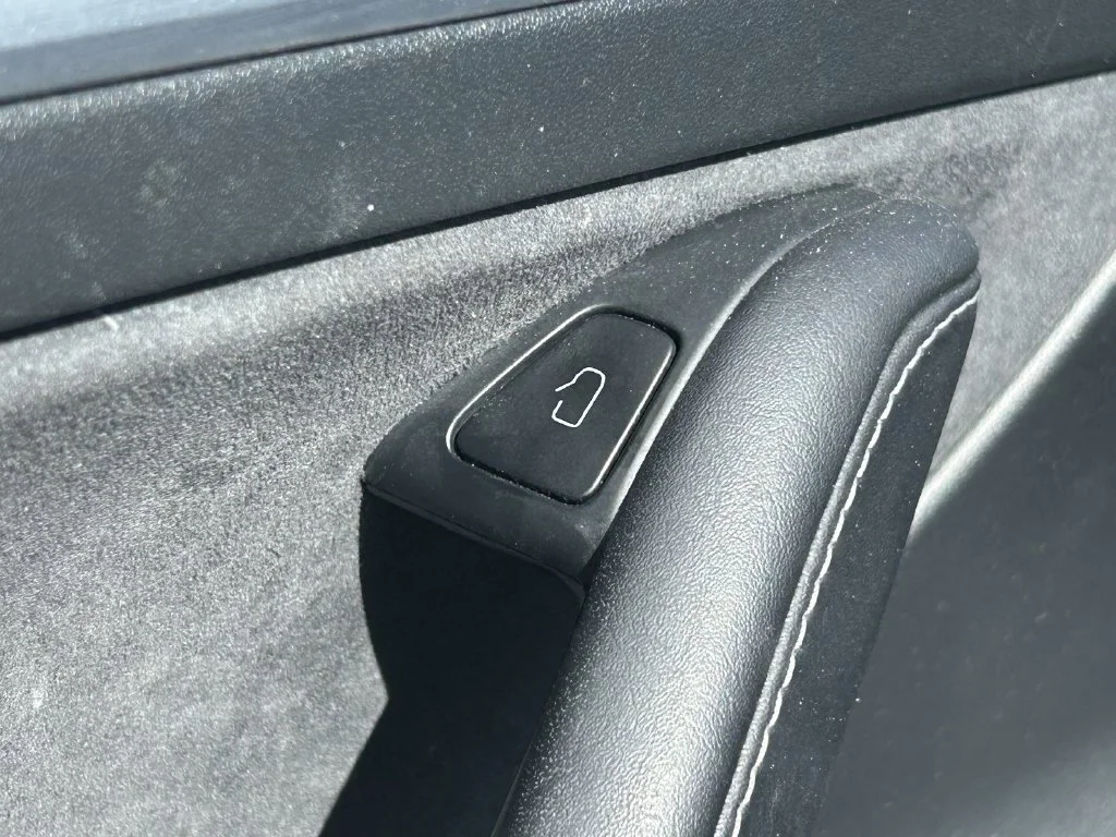 Used 2023  Tesla Base image 22