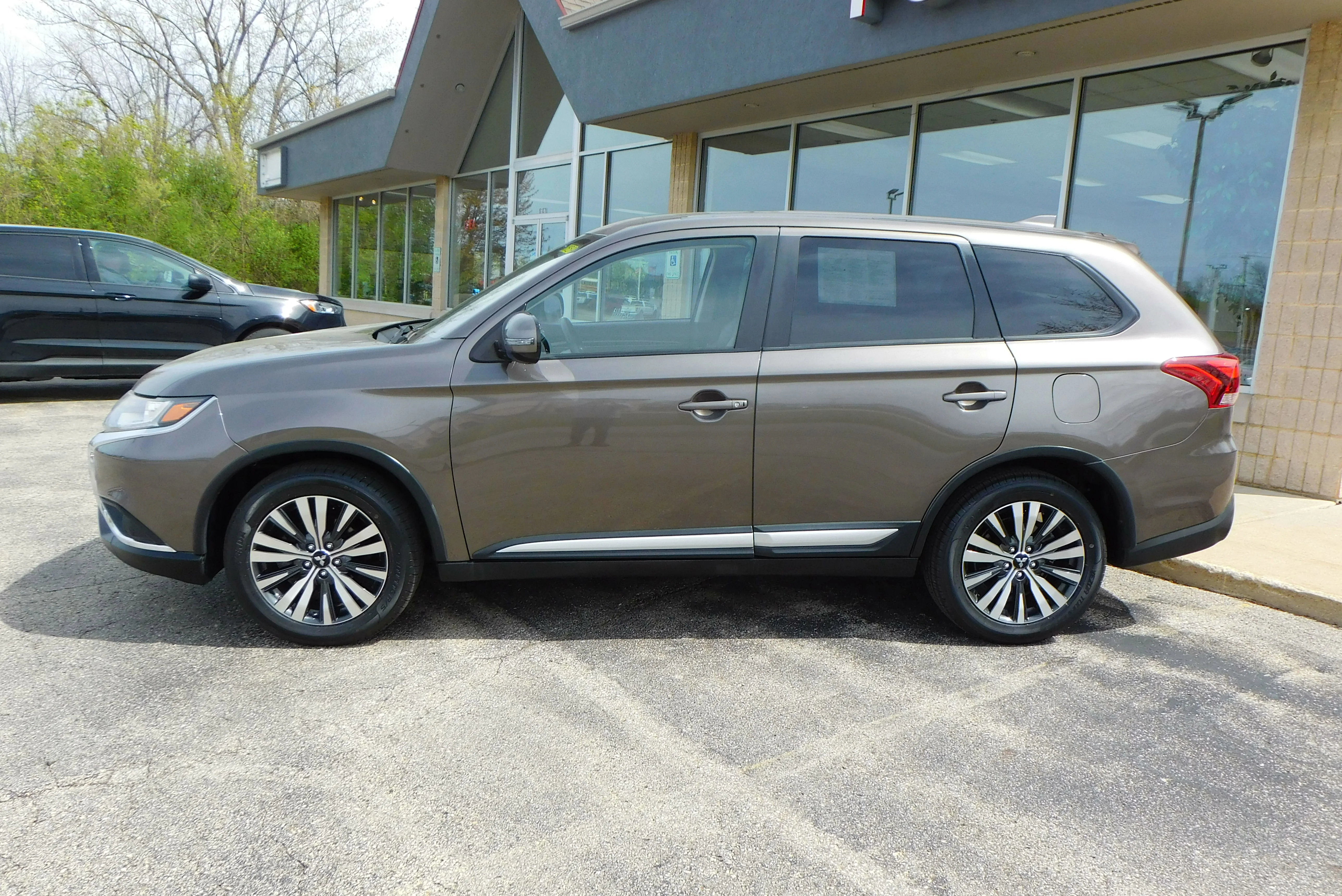 Used 2019 Mitsubishi Outlander SE with VIN JA4AD3A39KZ006908 for sale in Racine, WI