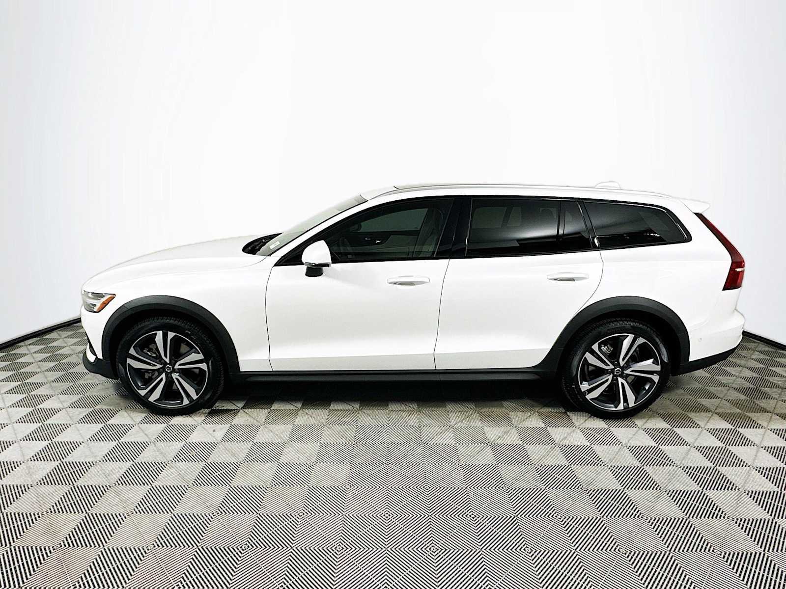 New 2026 Crystal White Volvo Plus image 4