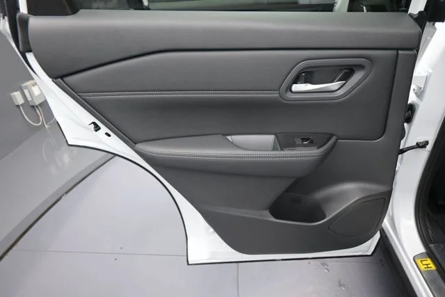 New 2026 Everest White Pearl TriCoat Nissan Dark Armor™ image 10