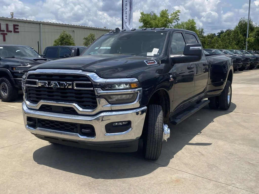 New 2026 Diamond Black Crystal Pearl-Coat Exterior Paint RAM Tradesman image 3
