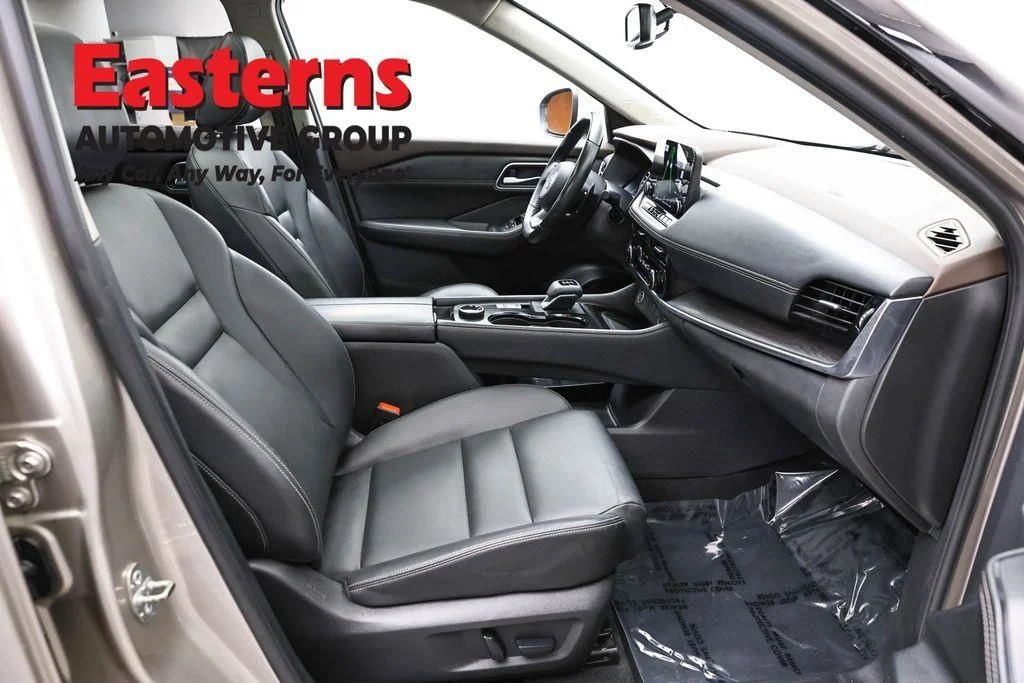 Used 2021 Gold Nissan SL image 28