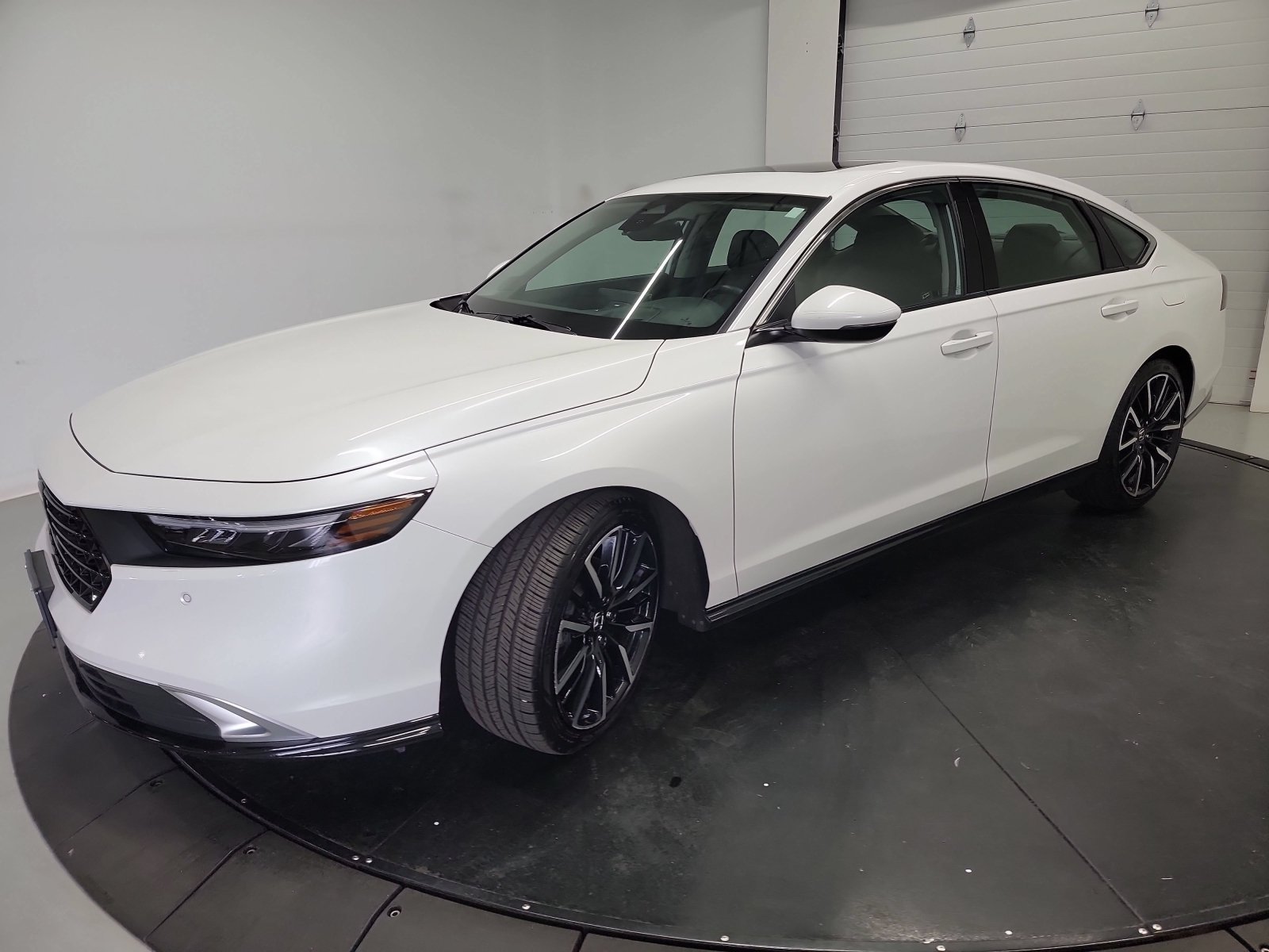 Certified Used 2025 Platinum White Pearl Honda Touring image 3