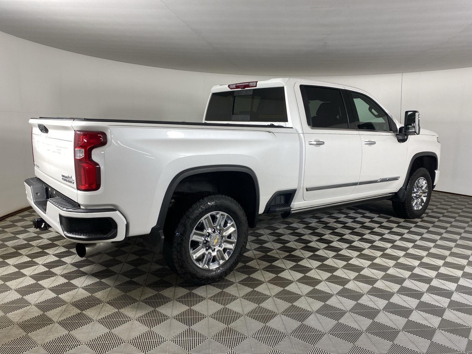 Used 2024 Iridescent Pearl Tricoat Chevrolet High Country image 9