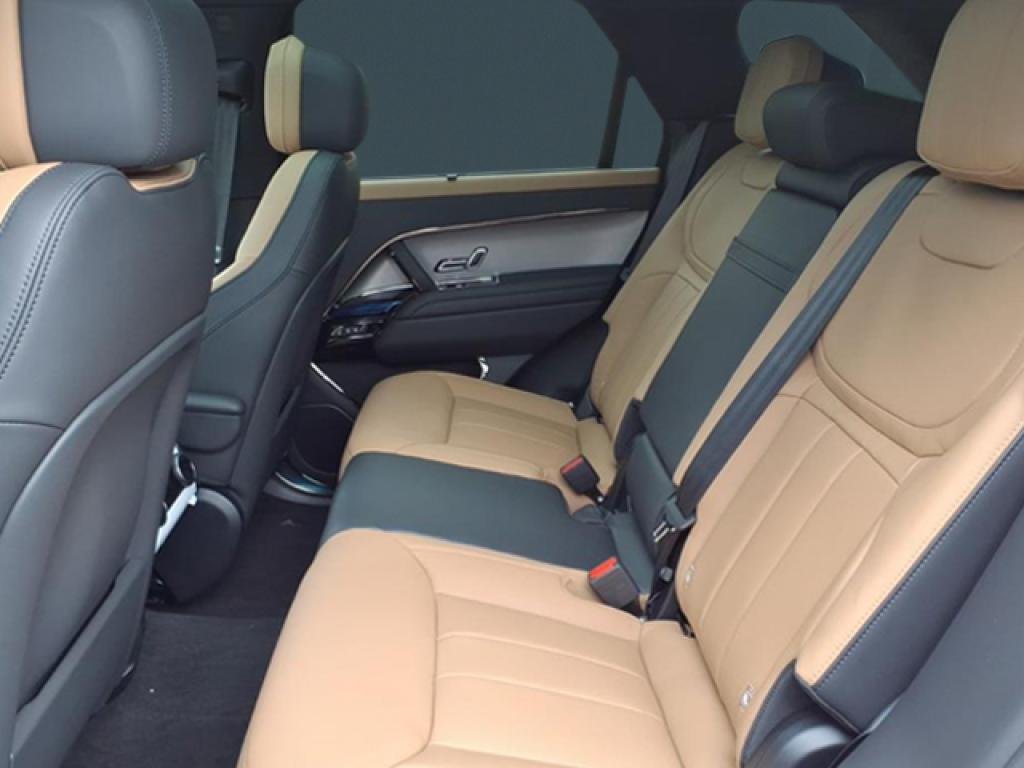 New 2026 Fuji White LAND ROVER Dynamic SE image 4