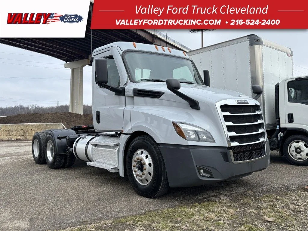 Used 2021 Gray Freightliner CASCADIA image 1
