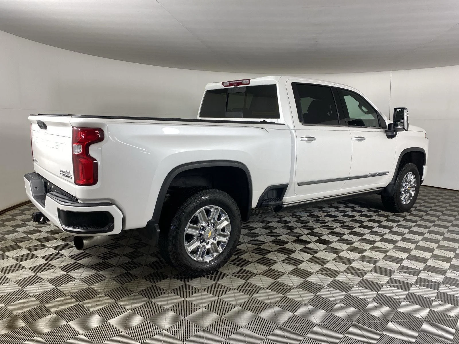 Used 2024 Iridescent Pearl Tricoat Chevrolet High Country image 9