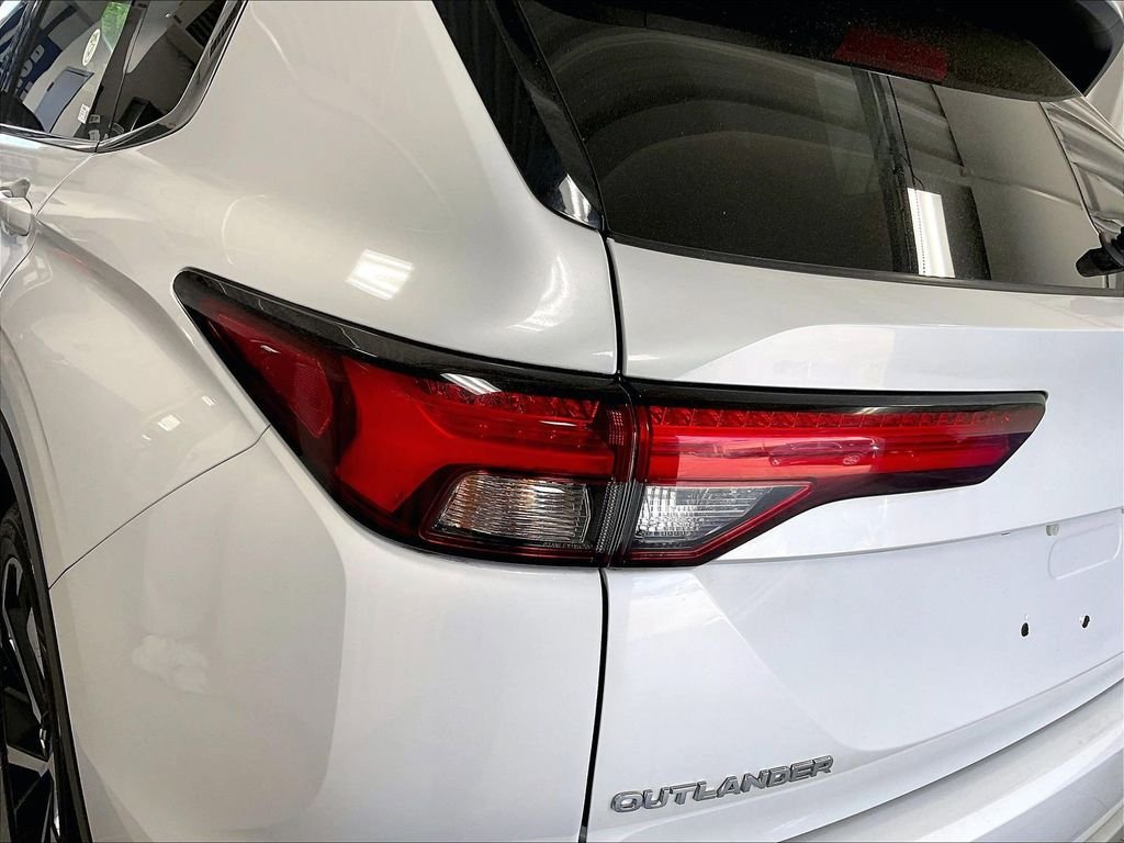 Used 2022 White Mitsubishi SEL image 33