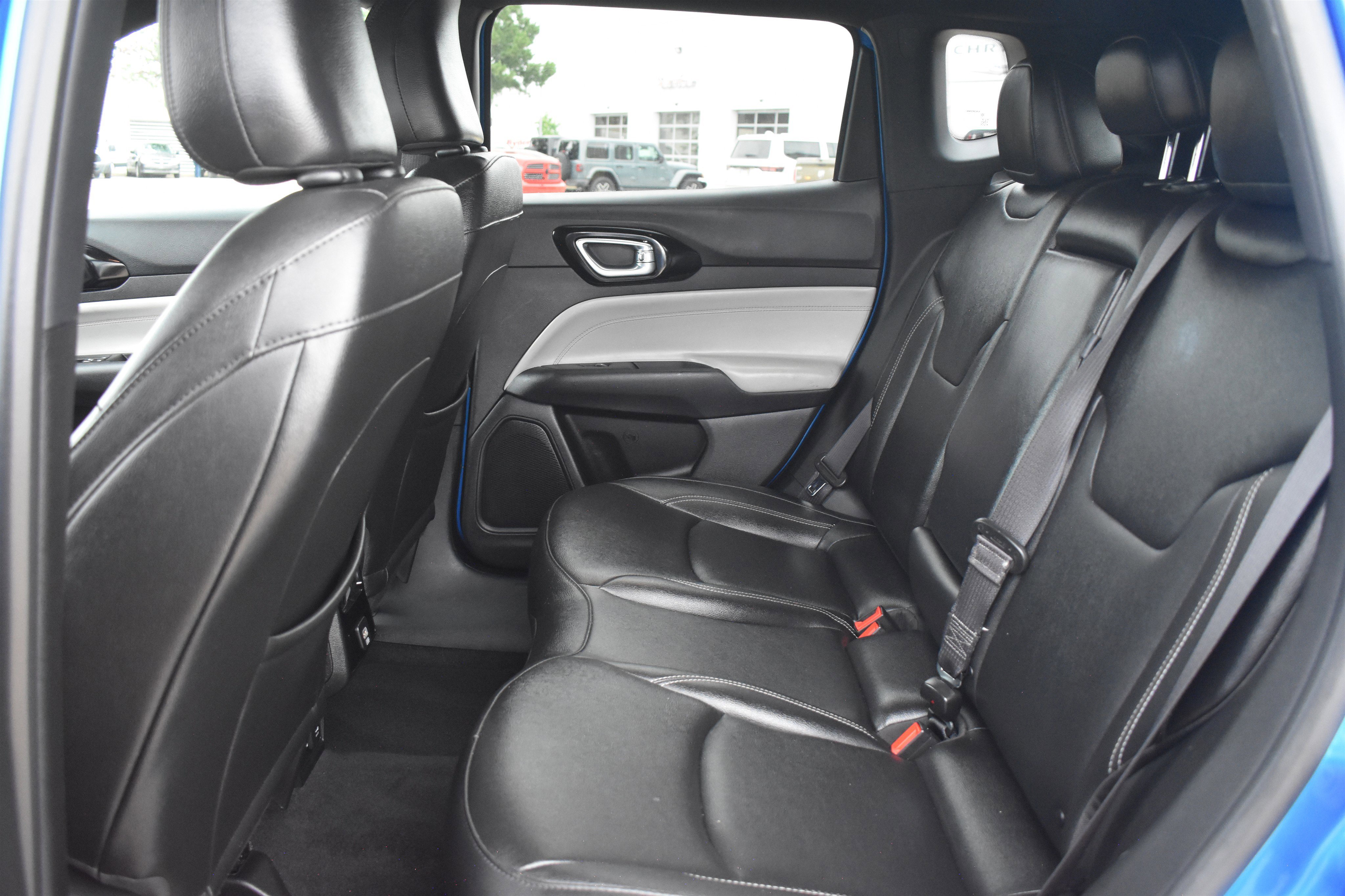 Used 2025 Hydro Blue Pearlcoat Jeep Limited image 16