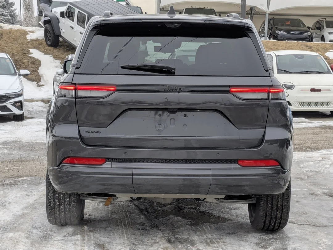 New 2026 Grey Jeep Limited Reserve - - 4x4 - Pano Sunroof - Nappa Lthr - Vent Seats - Tow Pkg - Remote Start & More! image 7