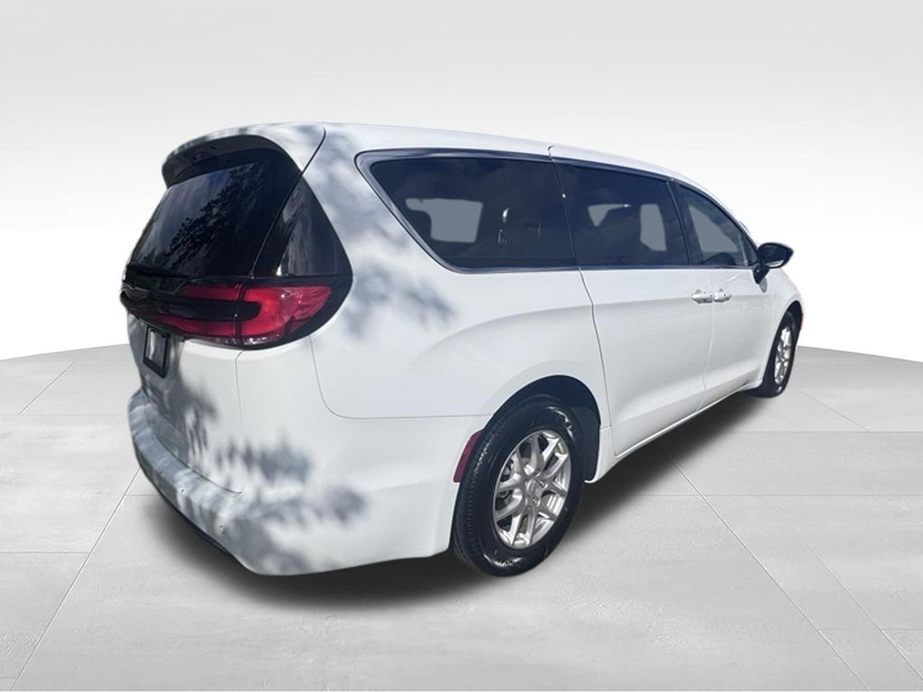 Used 2025 White Chrysler Select image 7