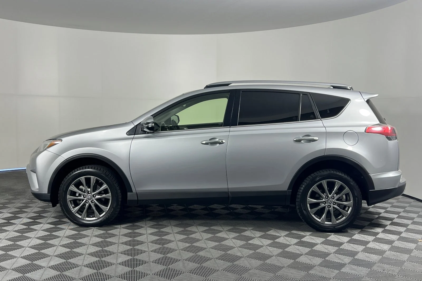 Used 2018 Silver Sky Metallic Toyota Limited image 6