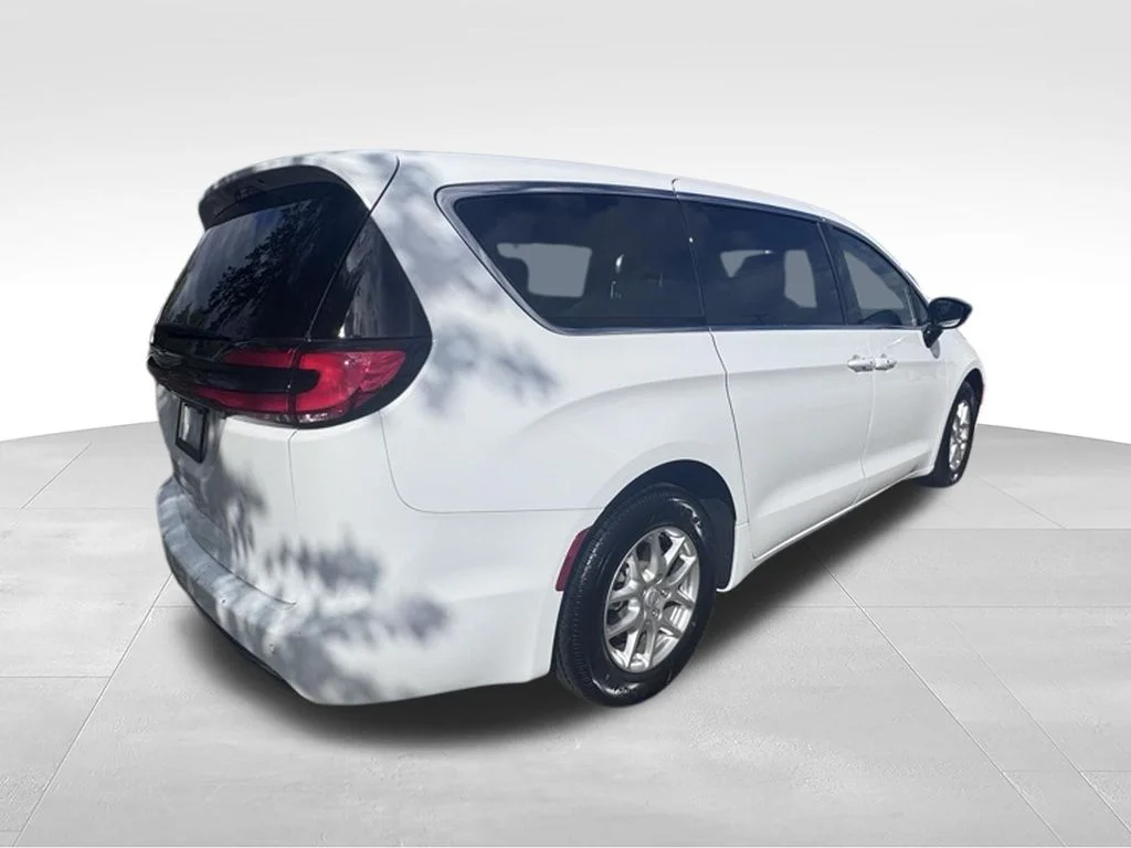 Used 2025 White Chrysler Select image 7