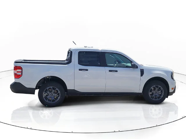 New 2026 Oxford White Ford XLT image 4