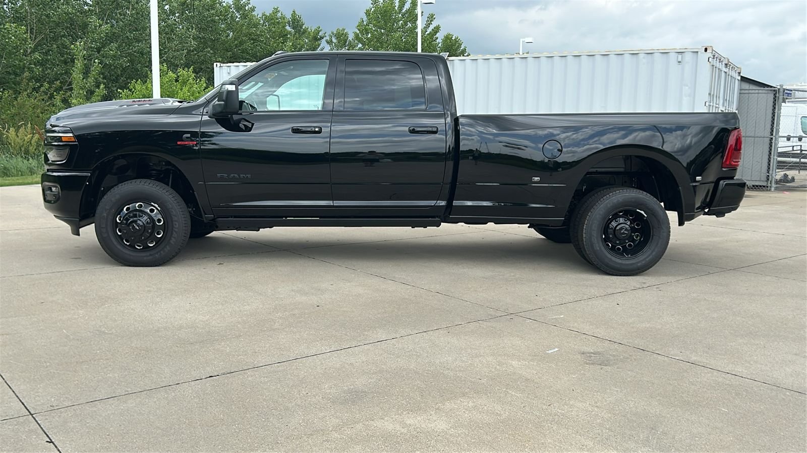 New 2026 Diamond Black Crystal Pearl-Coat Exterior Paint RAM Laramie image 7