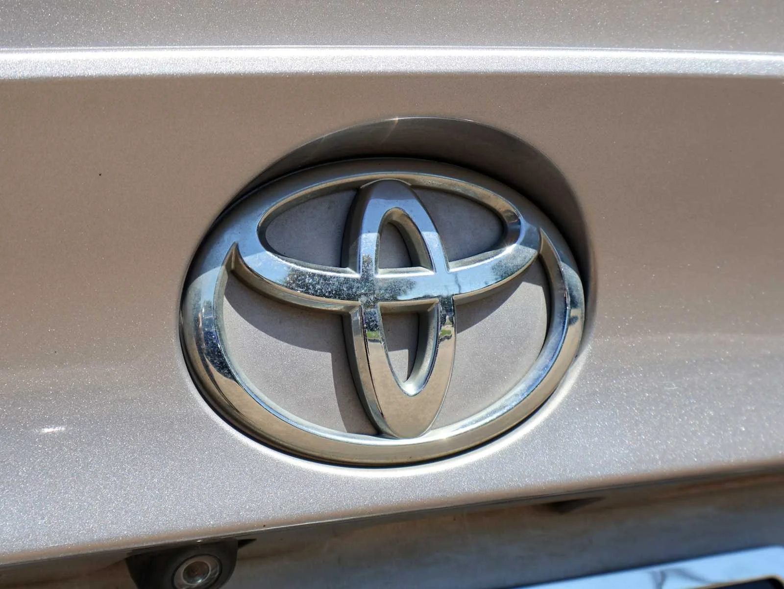 Used 2018 Silver Knockout Metallic Toyota XLE Premium image 12