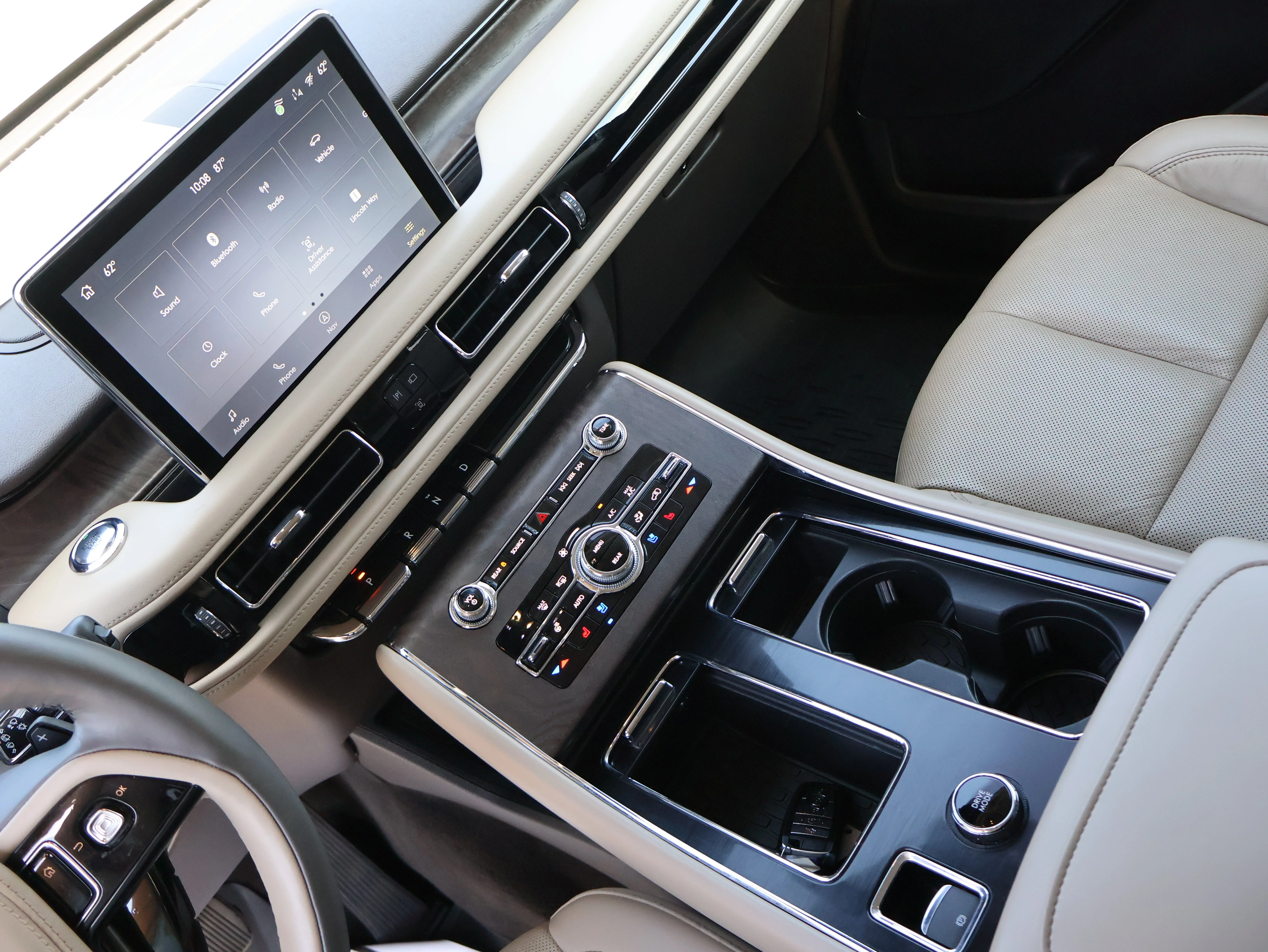 Used 2023 Pristine White Metallic Tri-Coat Lincoln Reserve image 32