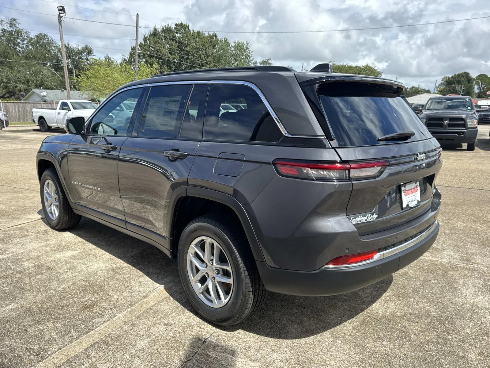 New 2026 Baltic Gray Metallic Clear-Coat Exterior Paint Jeep Laredo image 4