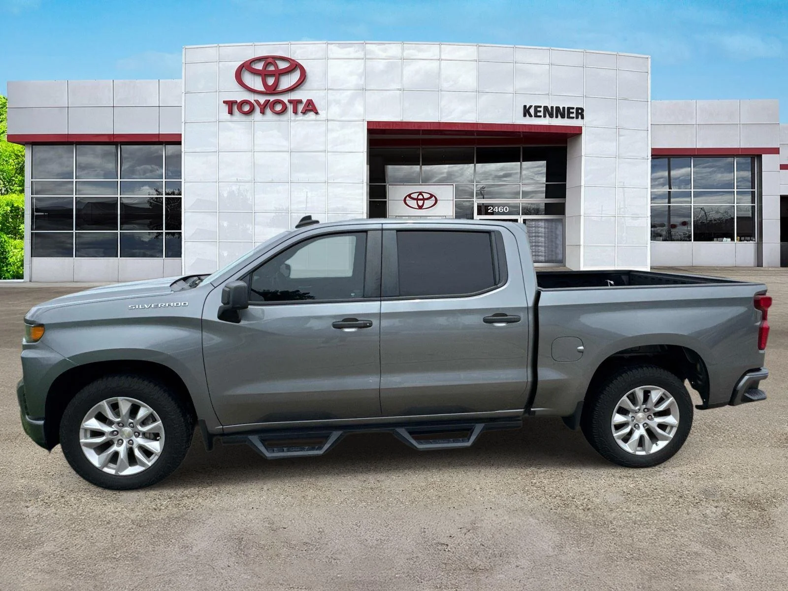 Used 2022 Satin Steel Metallic Chevrolet Custom image 4