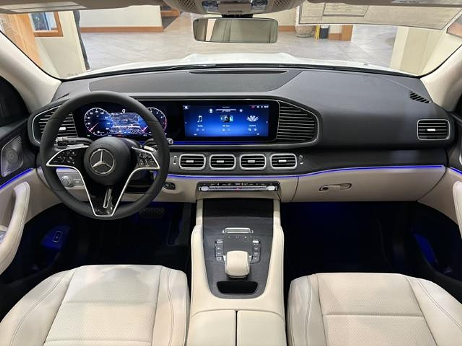 New 2026 MANUFAKTUR Moonlight White Metallic Mercedes-Benz  image 15
