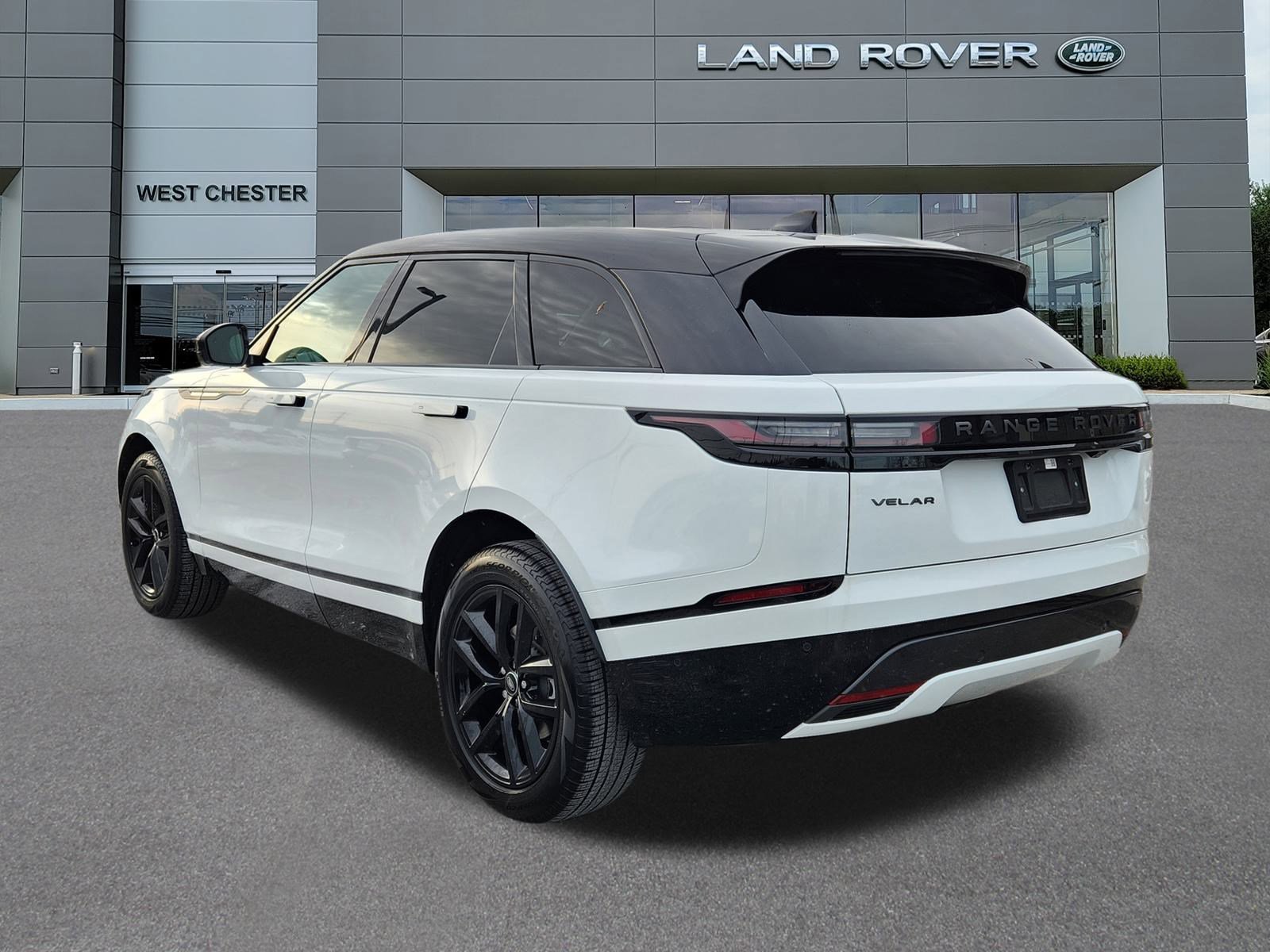 Certified Used 2026 Fuji White Land Rover Dynamic SE image 3