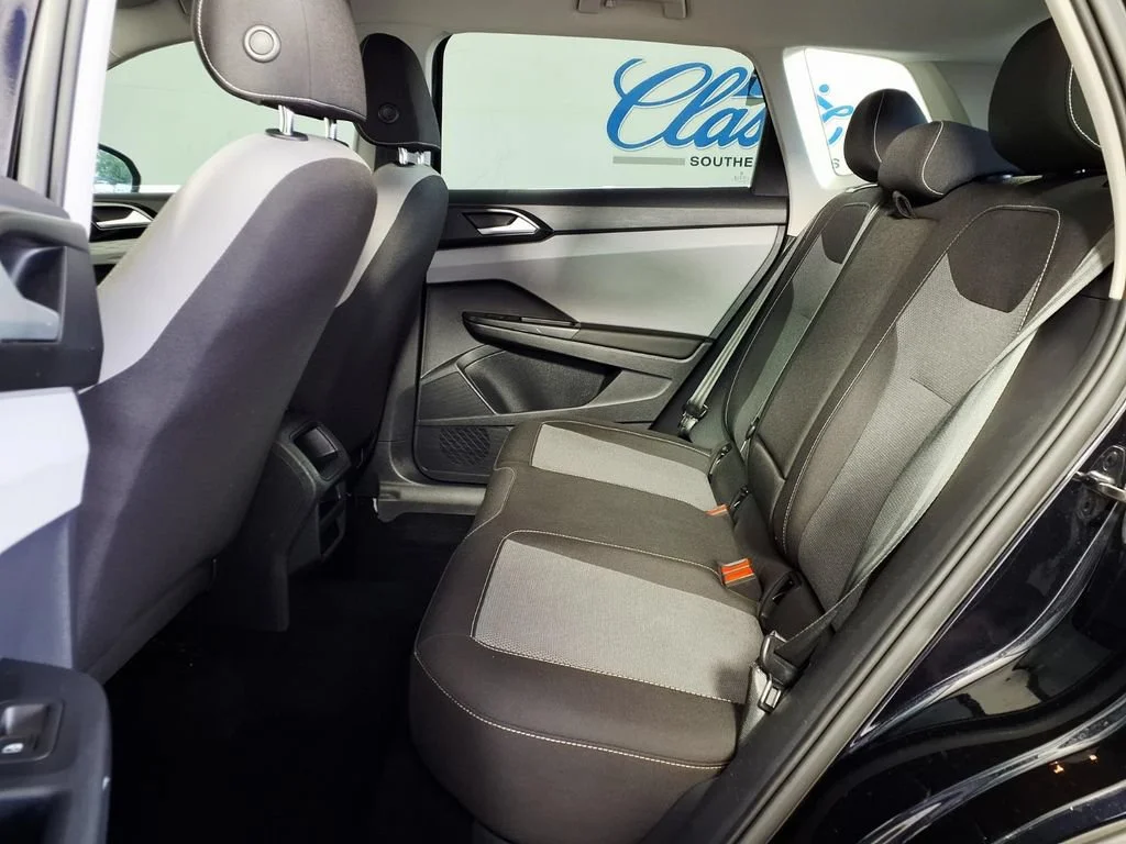 Used 2022  Volkswagen S image 9