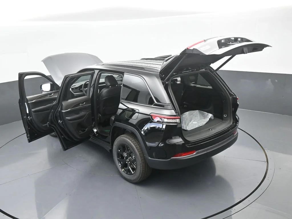 New 2026 Diamond Black Crystal Pearl-Coat Exterior Paint Jeep Altitude image 50