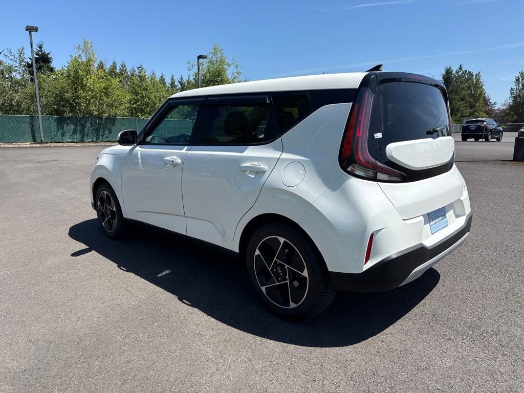 Used 2023 Snow White Pearl Kia EX image 5