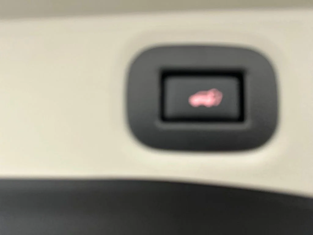 Used 2018 Silver Nissan SV image 27