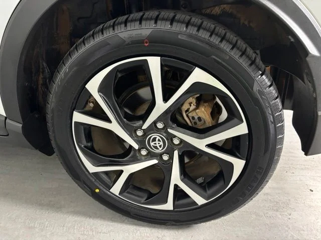 Used 2022 Pearl Toyota XLE image 8