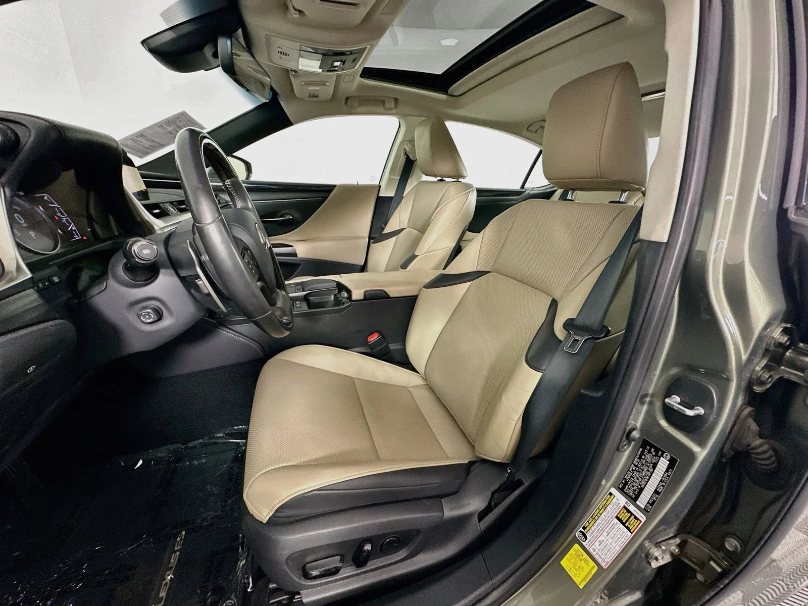 Used 2020 Green Lexus 300h image 21