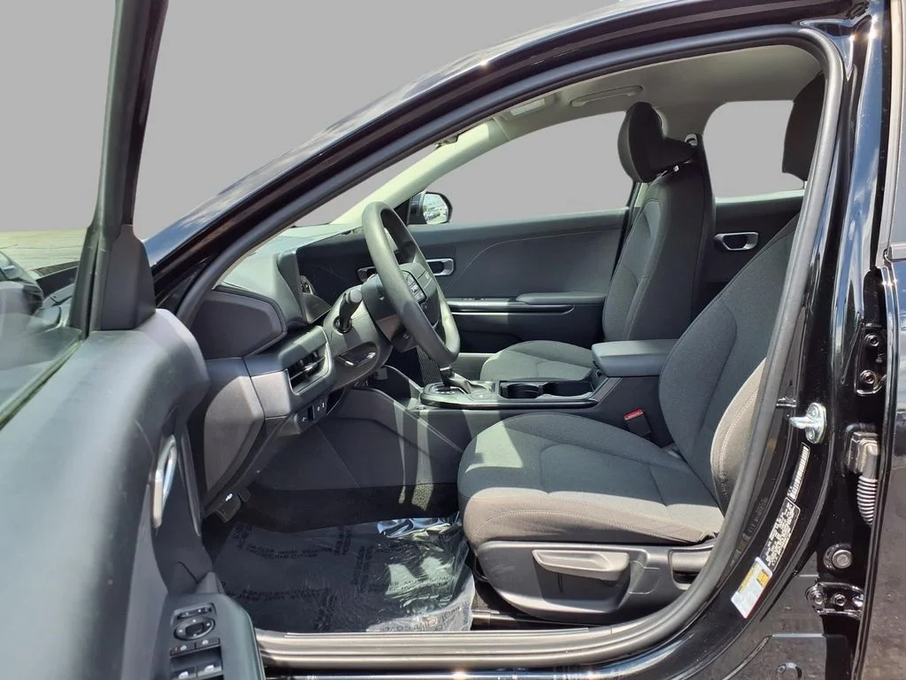 2025 Kia K4 LXS - Photo 23