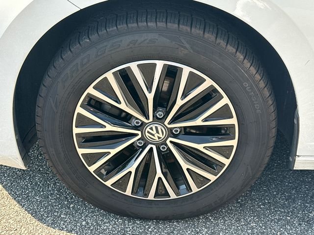 Certified Used 2020 White Volkswagen 1.4T SE image 11