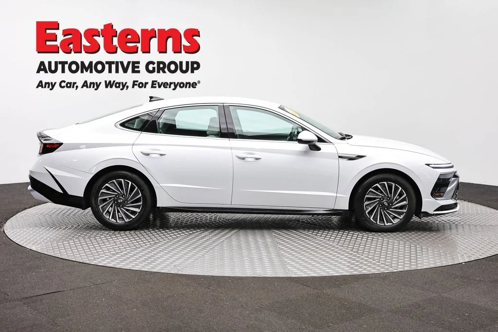 Used 2025 White Hyundai SEL image 4