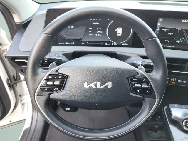 Used 2022 White Kia Wind image 35