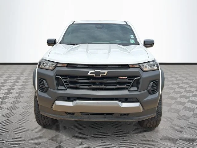 Used 2025 White Chevrolet Trail Boss image 2