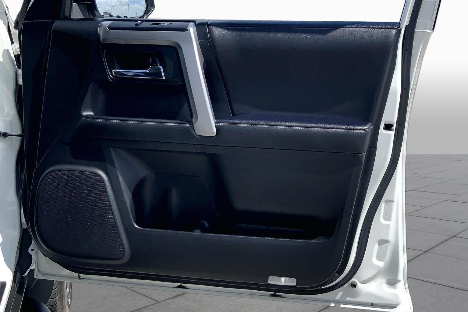 Used 2022 White Toyota SR5 image 22