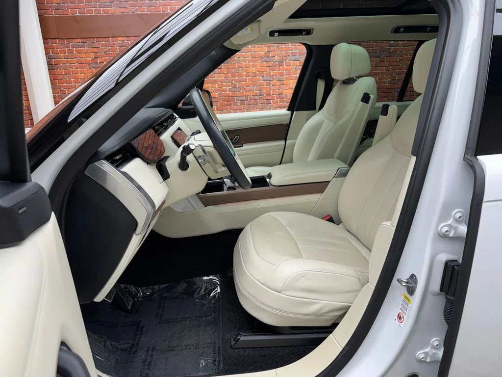 Used 2023 White Land Rover SE image 23