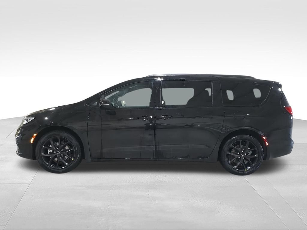 New 2026 Diamond Black Crystal Pearl-Coat Exterior Paint Chrysler Select image 5