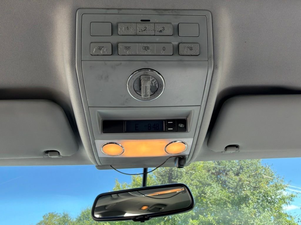Used 2006 Silver Volkswagen V10 TDI image 35