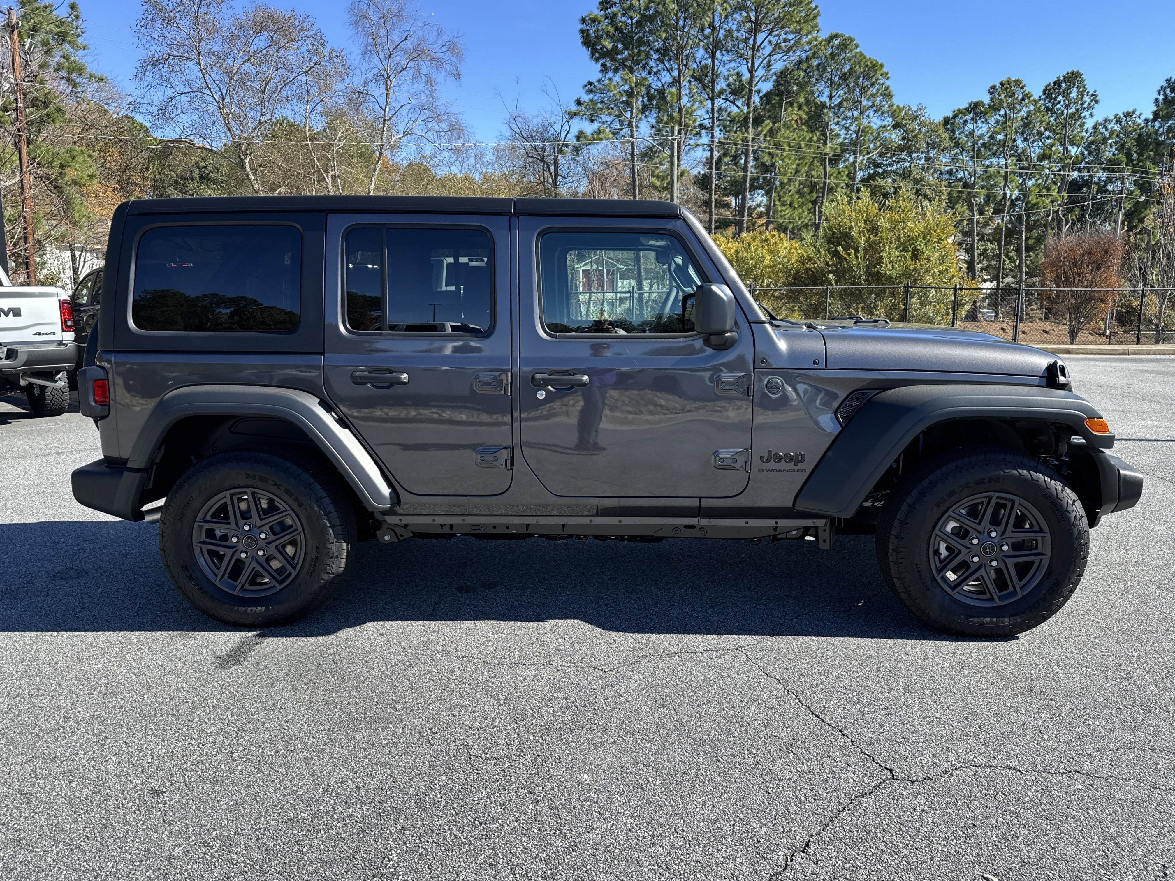 New 2025 Granite Crystal Metallic Clear-Coat Exterior Paint Jeep Sport S image 9