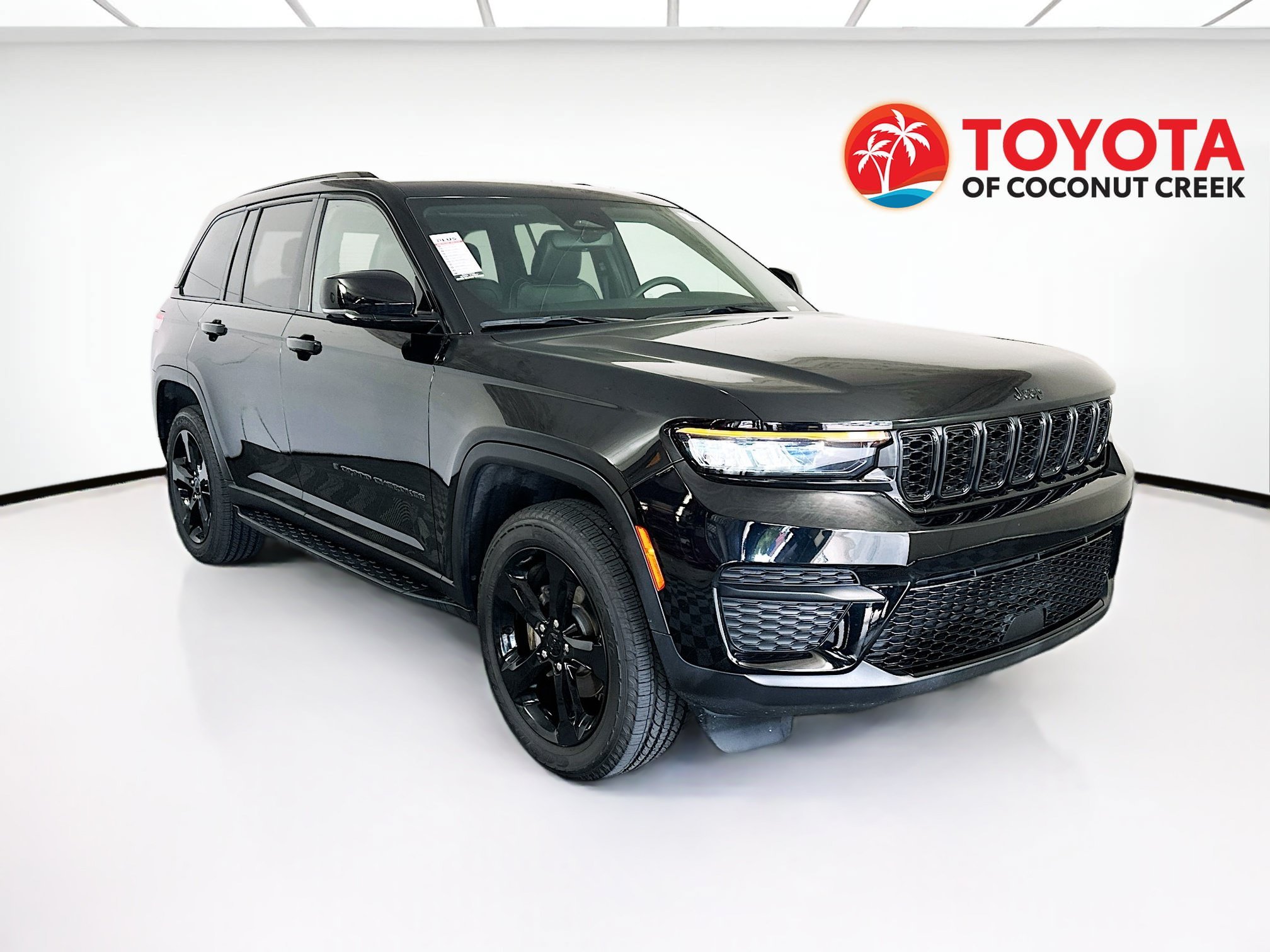 Used 2023 Diamond Black Crystal Pearlcoat Jeep Altitude image 1