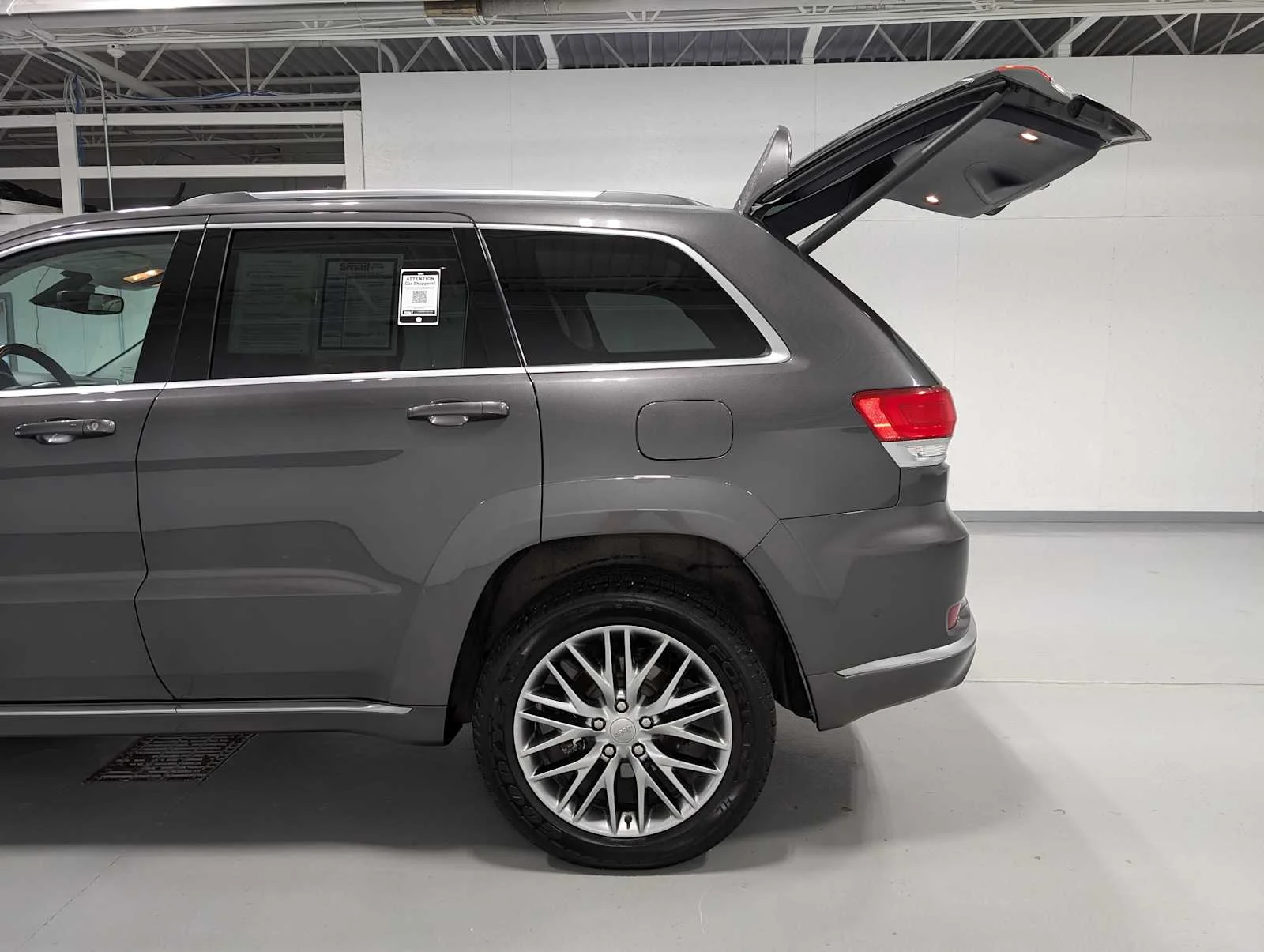 Used 2018 Granite Crystal Metallic Clearcoat Jeep Summit image 9