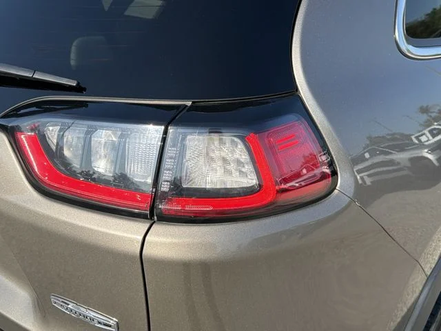 Used 2021 Beige Jeep Latitude Plus image 9