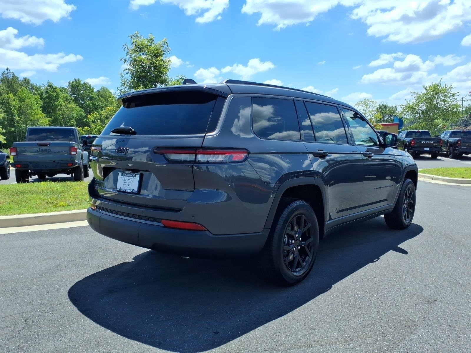 New 2026 Baltic Gray Metallic Clear-Coat Exterior Paint Jeep Laredo Altitude image 2