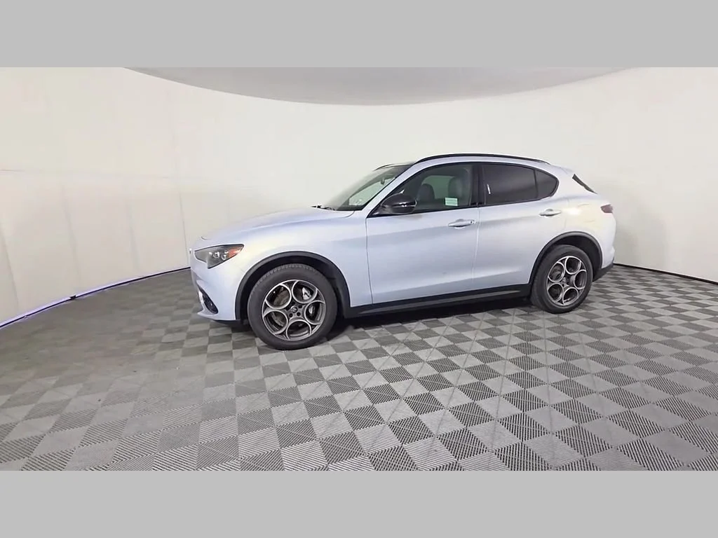 New 2026 Moonlight Gray Metallic Alfa Romeo Base image 33